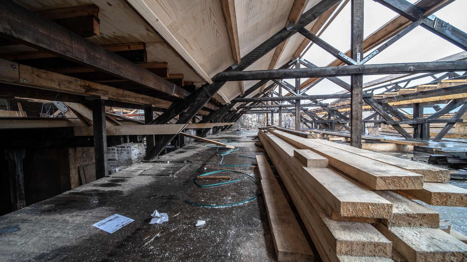 Charpente en bois d’un toit en cours de rénovation, anciennes fermes et poutres neuves