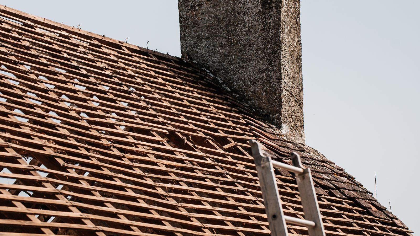 Rénover une maison ancienne : pourquoi commencer par la toiture